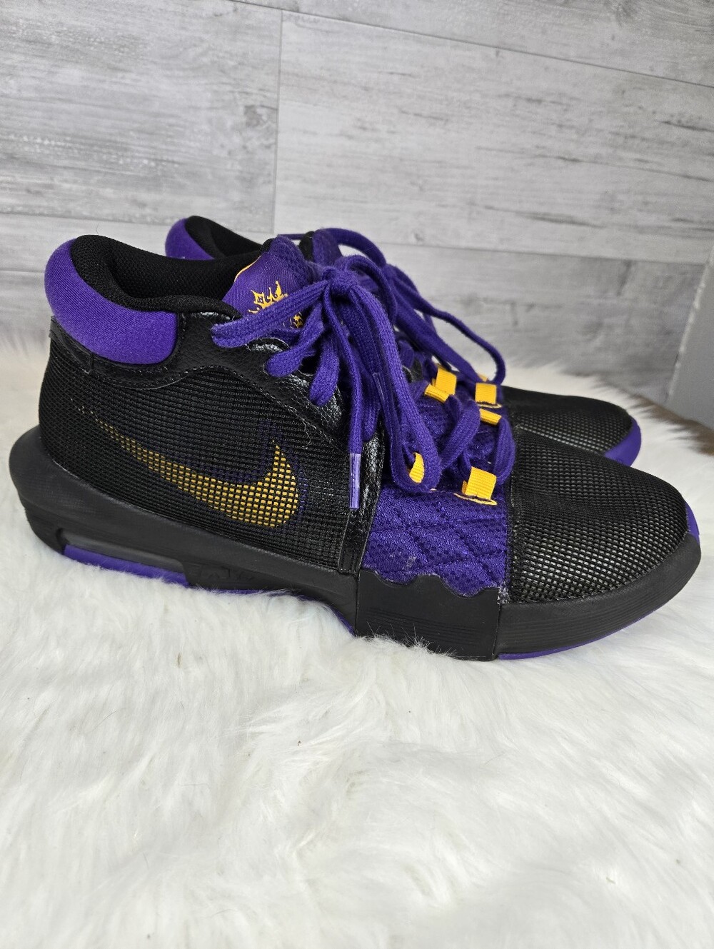 Nike LeBron Witness 8 Basketball Shoes